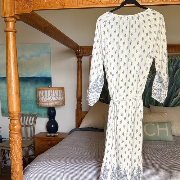 Elegant Cream and Blue Long Sleeve Dress - Picture 2 of 4